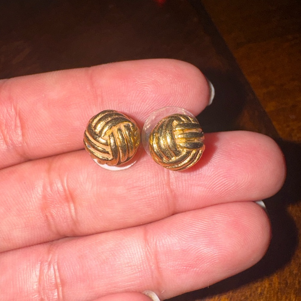 Kate Spade gold tone knotted studs in Good Conditions